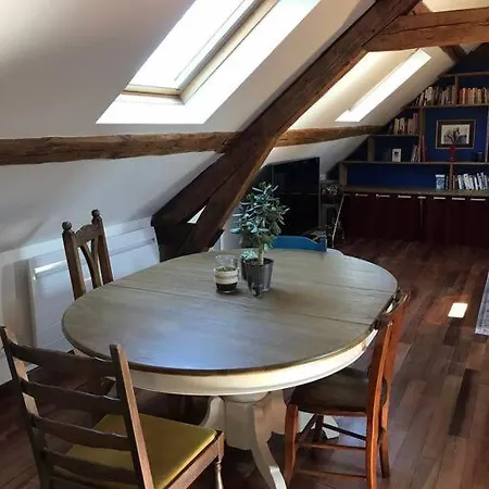 Charming In Center Apartment